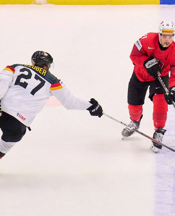 DEB-Profi Maksymilian Szuber (l.) versucht Kevin Fiala den Puck abzunehmen.