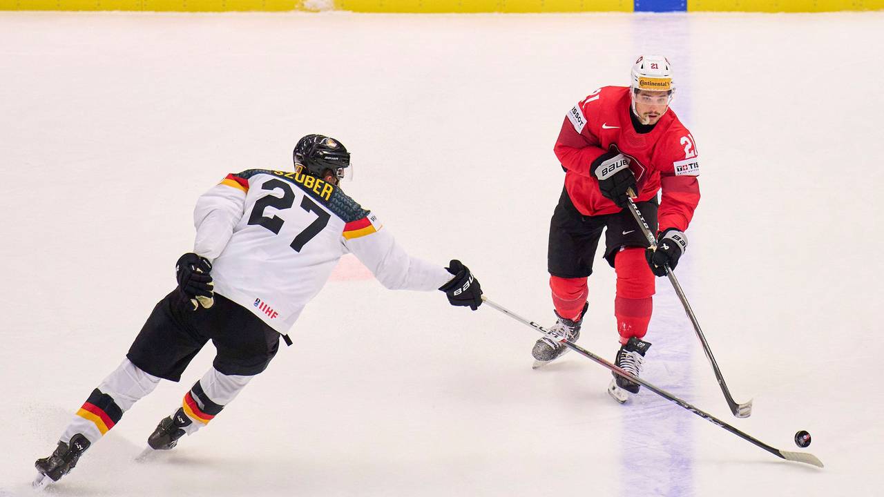 DEB-Profi Maksymilian Szuber (l.) versucht Kevin Fiala den Puck abzunehmen.