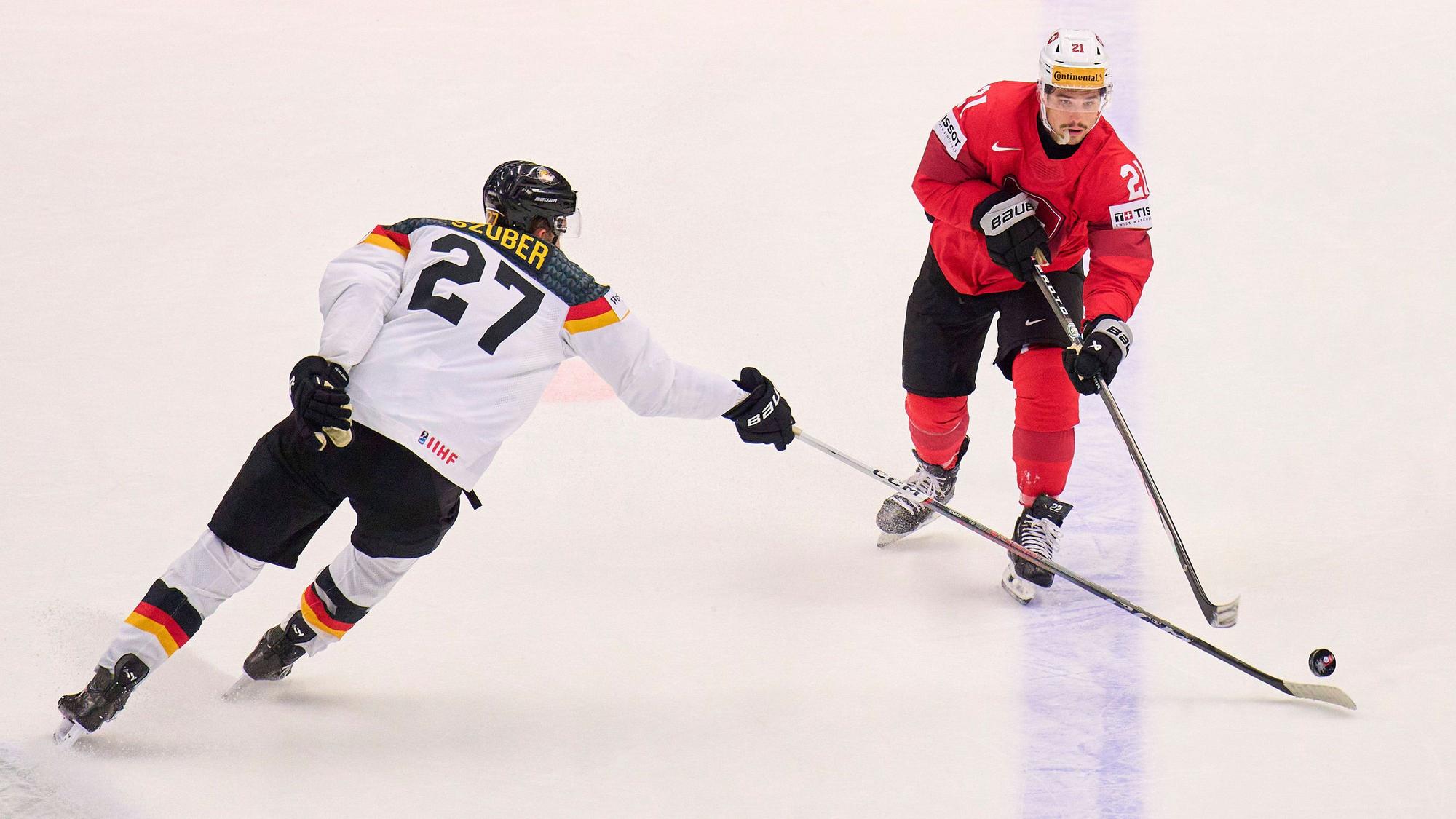 DEB-Profi Maksymilian Szuber (l.) versucht Kevin Fiala den Puck abzunehmen.