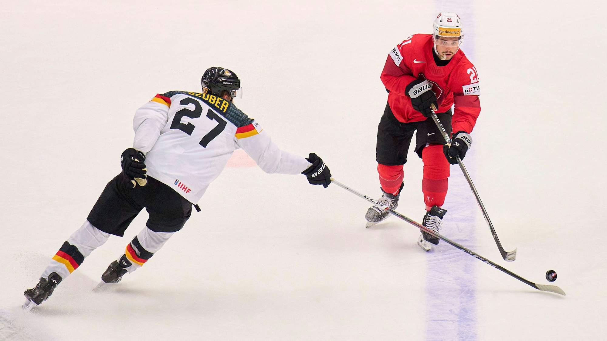 DEB-Profi Maksymilian Szuber (l.) versucht Kevin Fiala den Puck abzunehmen.