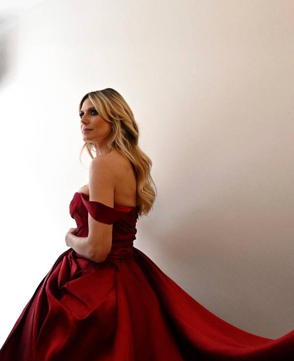 Heidi Klum im roten Kleid.