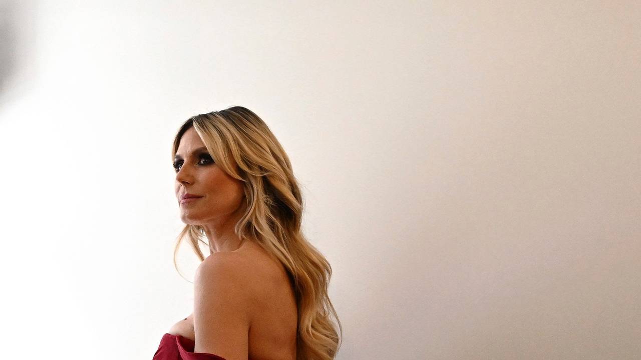 Heidi Klum im roten Kleid.