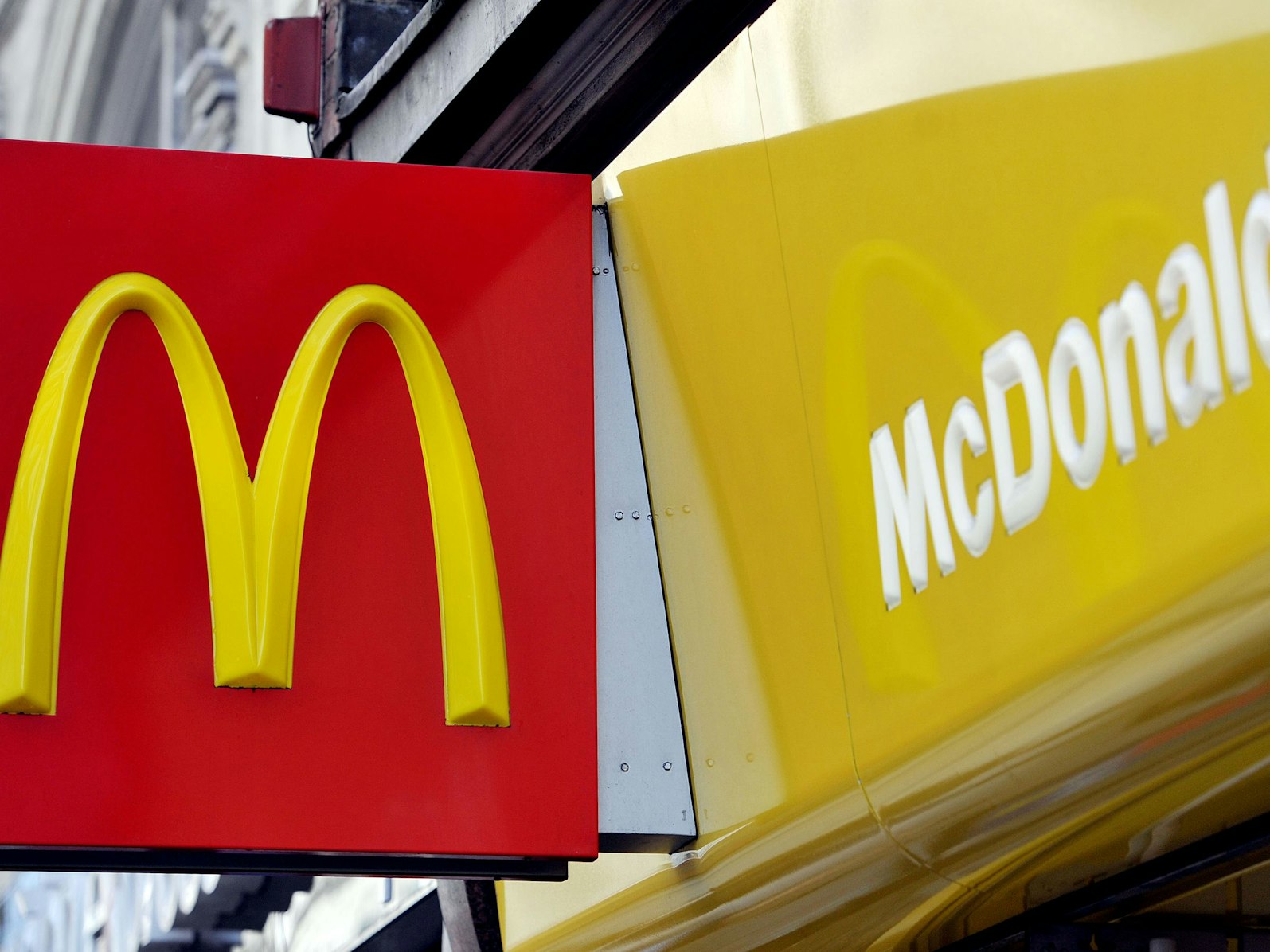 Das McDonalds-Logo ist an der Fassade einer Londoner Filiale zu sehen.