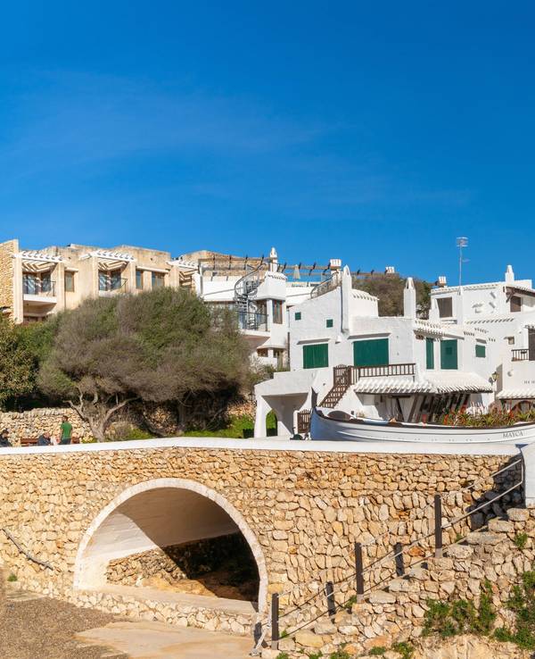 Idyllisch: Das Dörfchen Binibeca Vell auf Menorca (Spanien) ist bei Touristinnen und Touristen sehr beliebt.