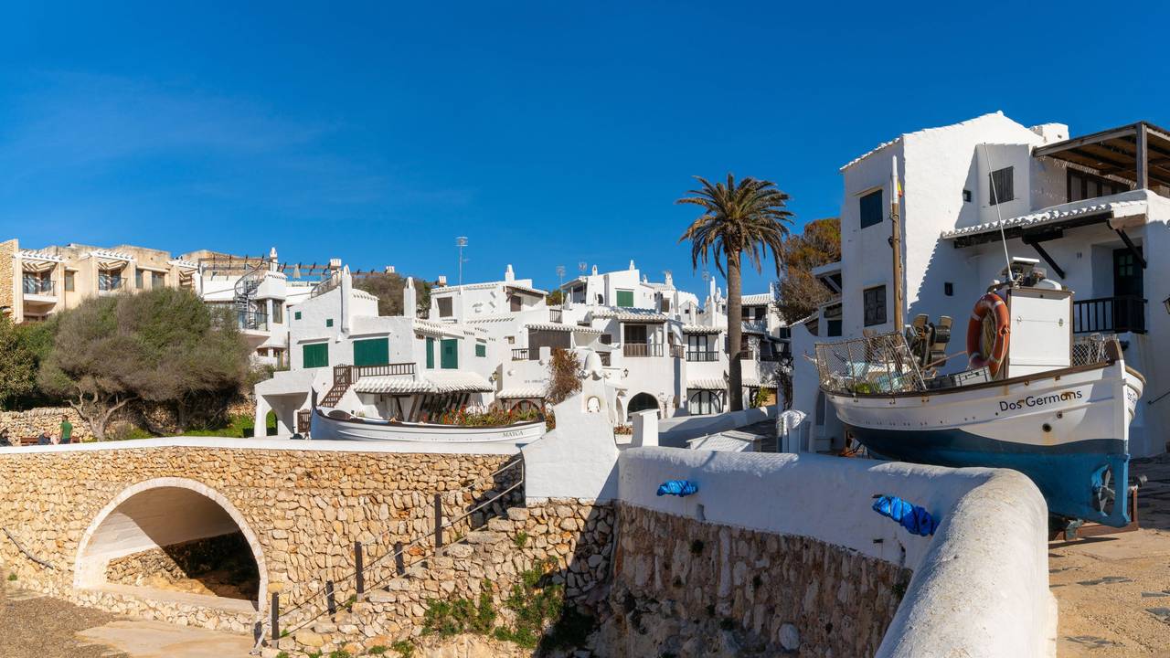 Idyllisch: Das Dörfchen Binibeca Vell auf Menorca (Spanien) ist bei Touristinnen und Touristen sehr beliebt.