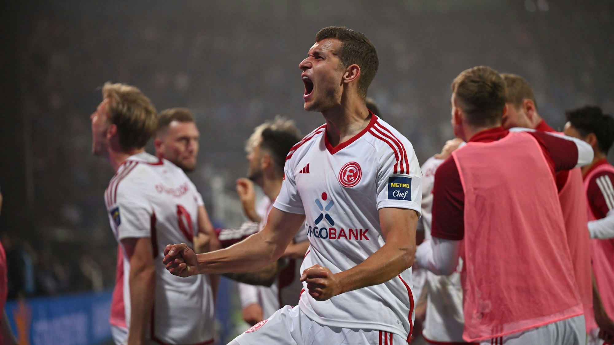 Fortuna Düsseldorfs Tim Oberdorf jubelt mit seinen Teamkollegen im Relegations-Hinspiel beim VfL Bochum.