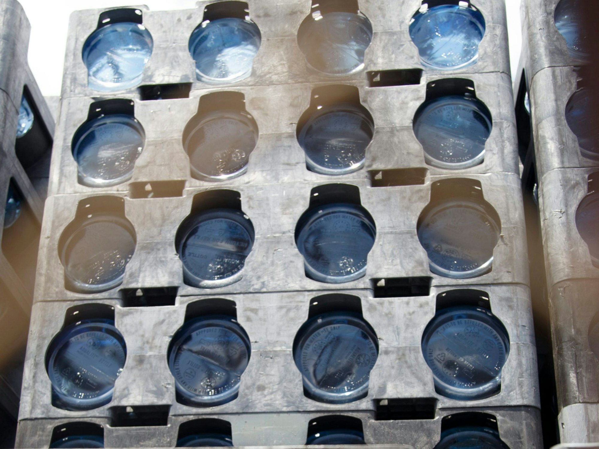 Das Foto (Aufnahme von 2015) zeigt einen Stapel großer Flaschenwasserbehälter in einer Anlage von Nestle in Los Angeles (USA).