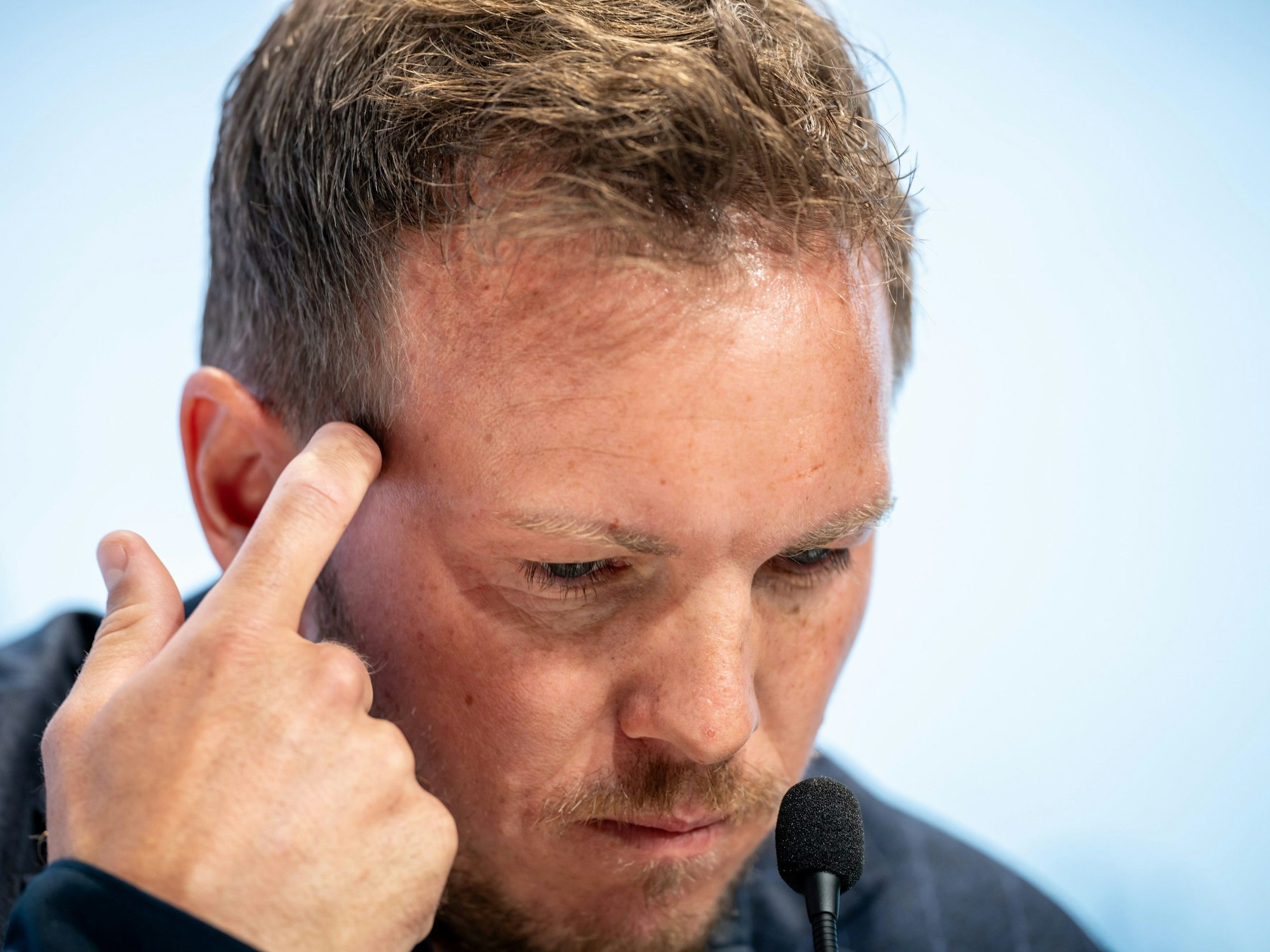 Julian Nagelsmann bei einer Pressekonferenz.