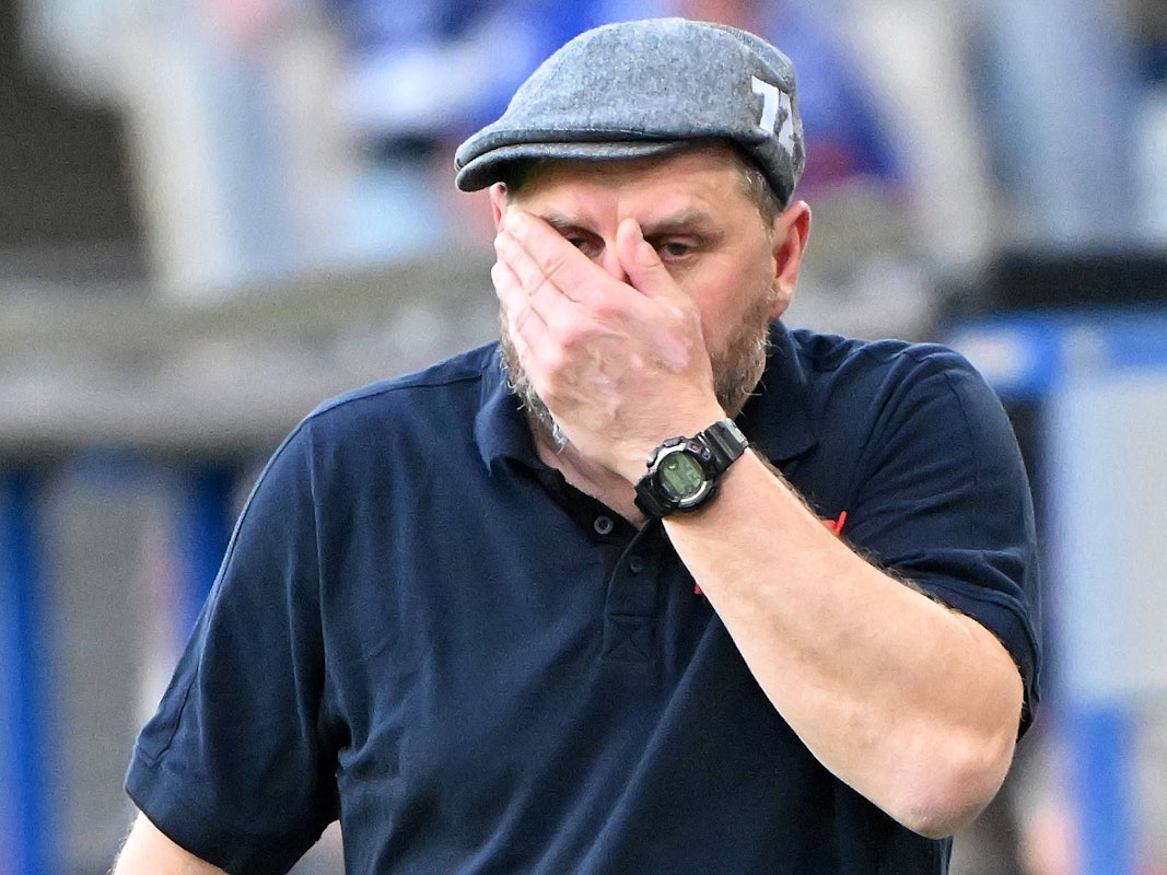 Steffen Baumgart hält sich die Hand vor den Mund.