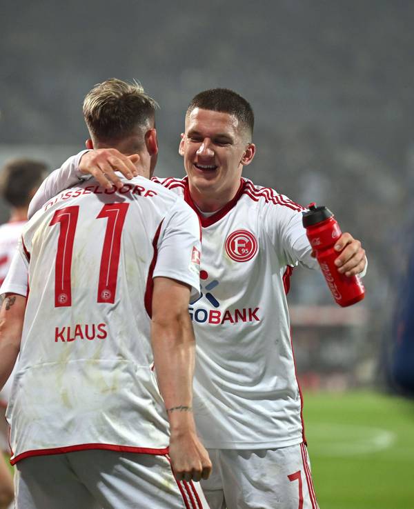 Fortuna Düsseldorfs Christos Tzolis jubelt gemeinsam mit Teamkollege Felix Klaus im Relegations-Hinspiel beim VfL Bochum.