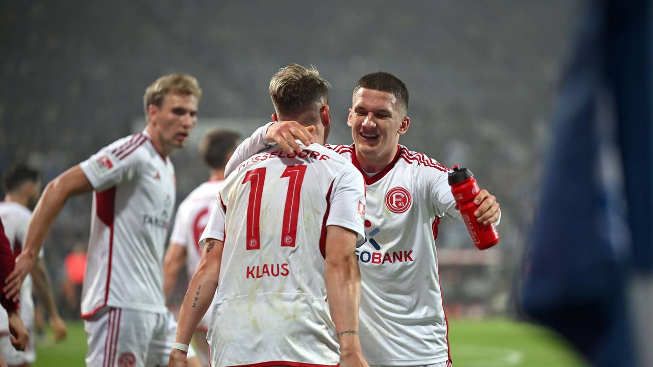 Fortuna Düsseldorfs Christos Tzolis jubelt gemeinsam mit Teamkollege Felix Klaus im Relegations-Hinspiel beim VfL Bochum.