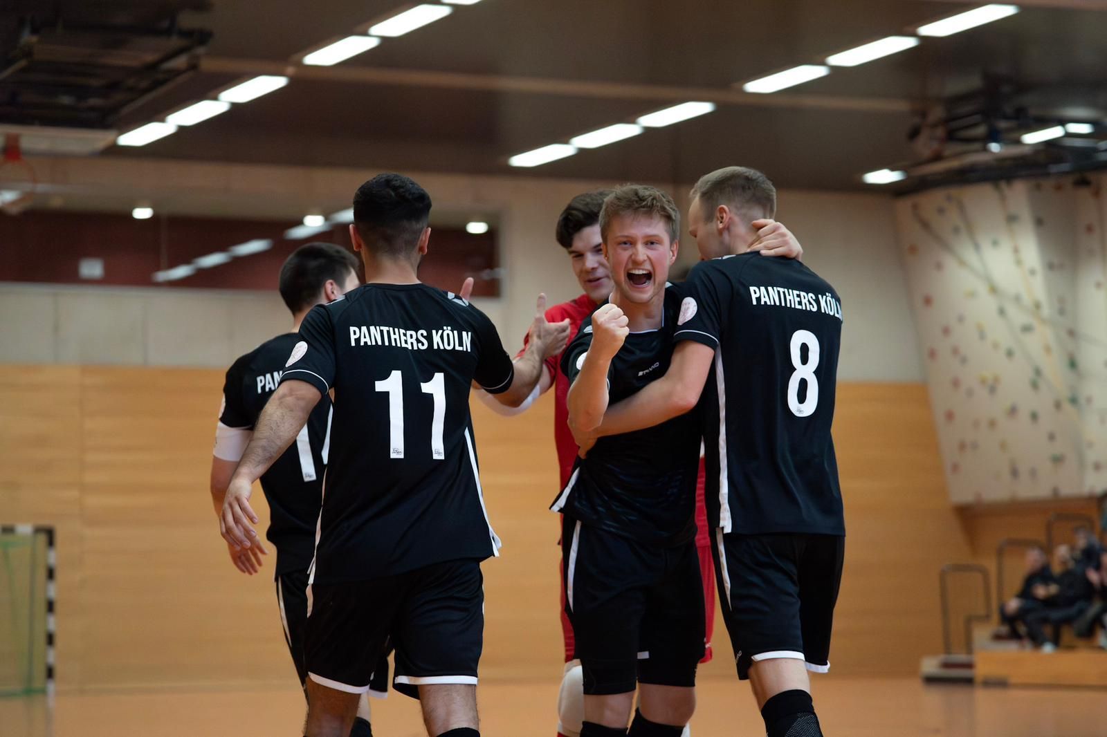 Die Spieler der Futsal Panthers Köln jubeln.