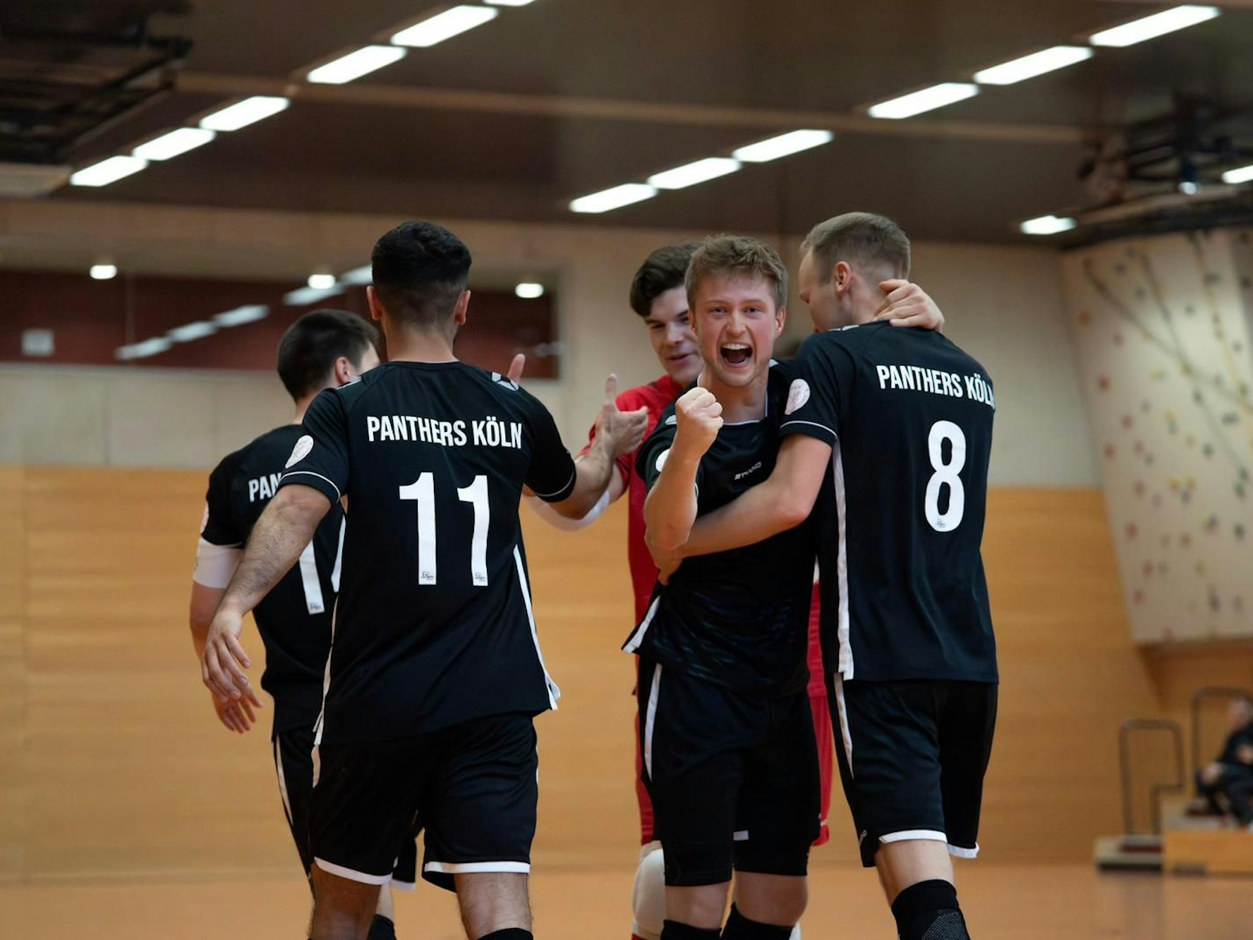 Die Spieler der Futsal Panthers Köln jubeln.