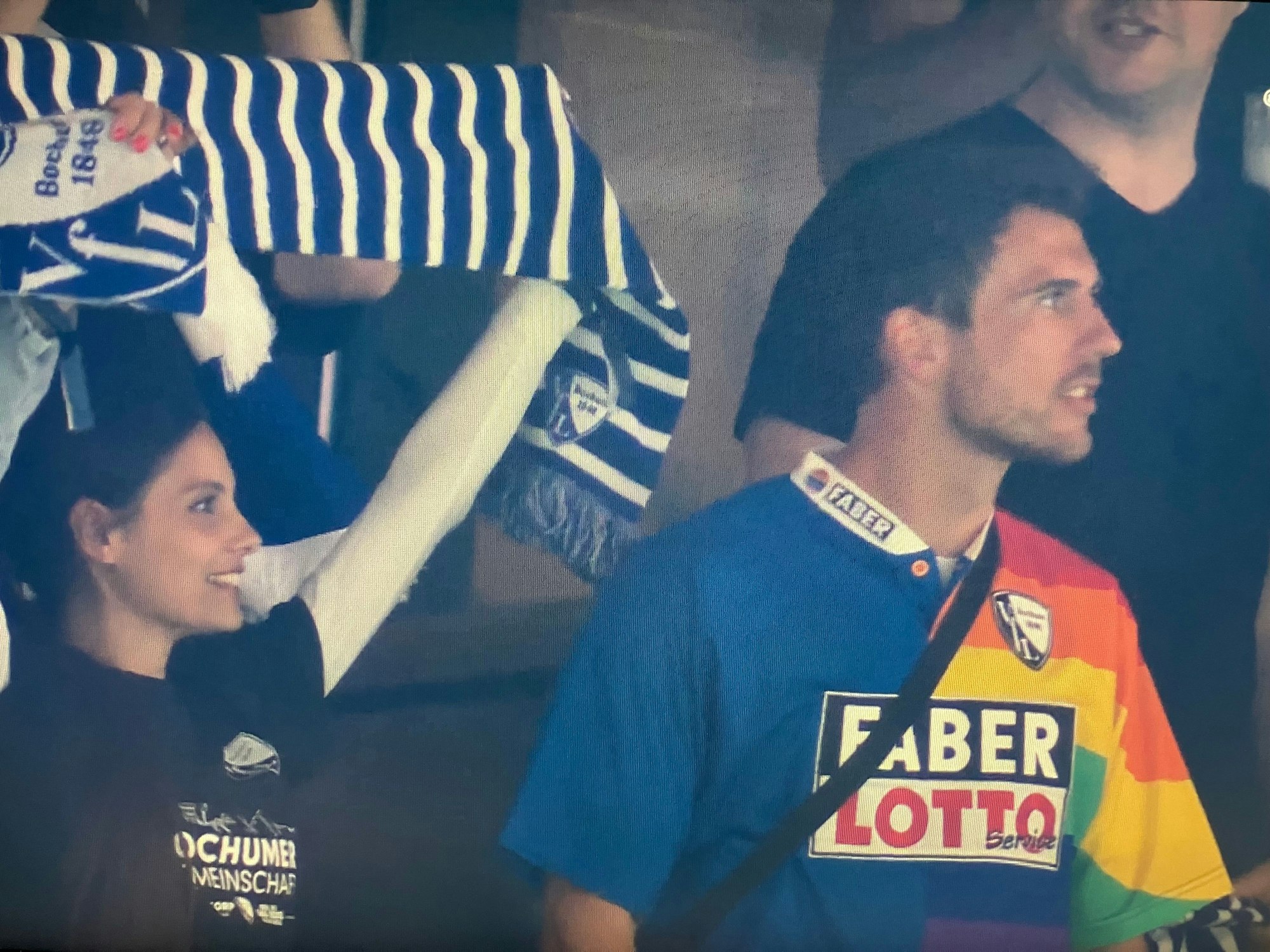 Leon Goretzka im Bochum-Trikot auf der Tribüne.