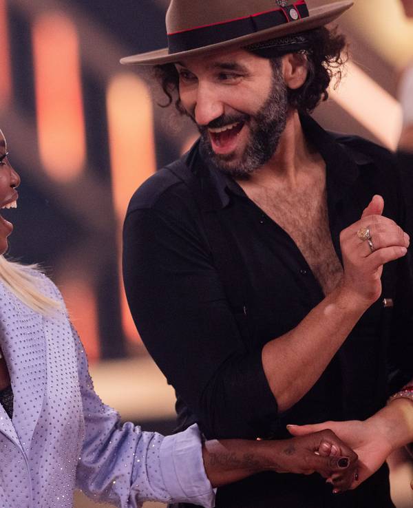 Motsi Mabuse (l), Jurymitglied, und Massimo Sinato, Profitänzer, stehen in der Kennenlernshow der RTL-Tanzshow „Let's Dance“ zum Auftakt der neuen Staffel 2024 auf dem Parkett im Coloneum in Köln.