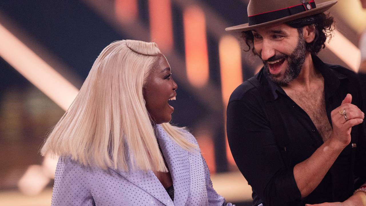 Motsi Mabuse (l), Jurymitglied, und Massimo Sinato, Profitänzer, stehen in der Kennenlernshow der RTL-Tanzshow „Let's Dance“ zum Auftakt der neuen Staffel 2024 auf dem Parkett im Coloneum in Köln.