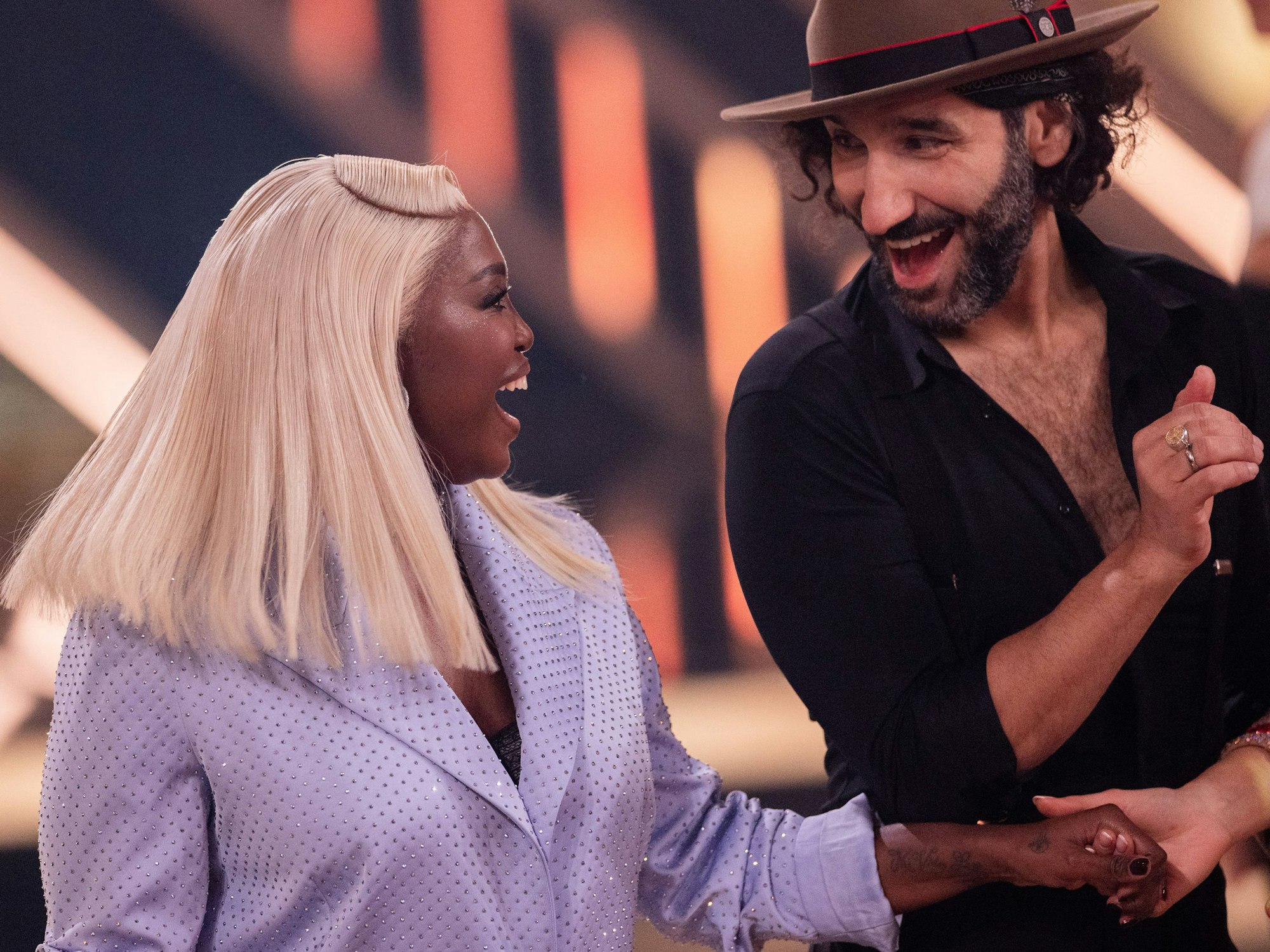 Motsi Mabuse (l), Jurymitglied, und Massimo Sinato, Profitänzer, stehen in der Kennenlernshow der RTL-Tanzshow „Let's Dance“ zum Auftakt der neuen Staffel 2024 auf dem Parkett im Coloneum in Köln.