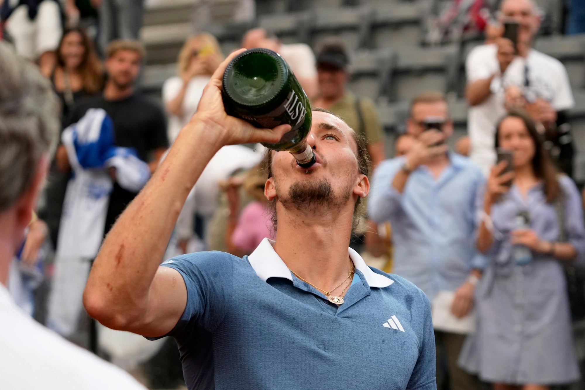 Alexander Zverev trinkt Champagner nach dem Sieg in Rom.