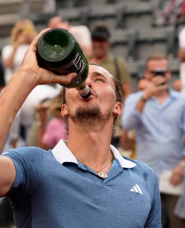 Alexander Zverev trinkt Champagner nach dem Sieg in Rom.