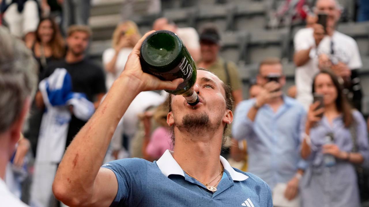 Alexander Zverev trinkt Champagner nach dem Sieg in Rom.