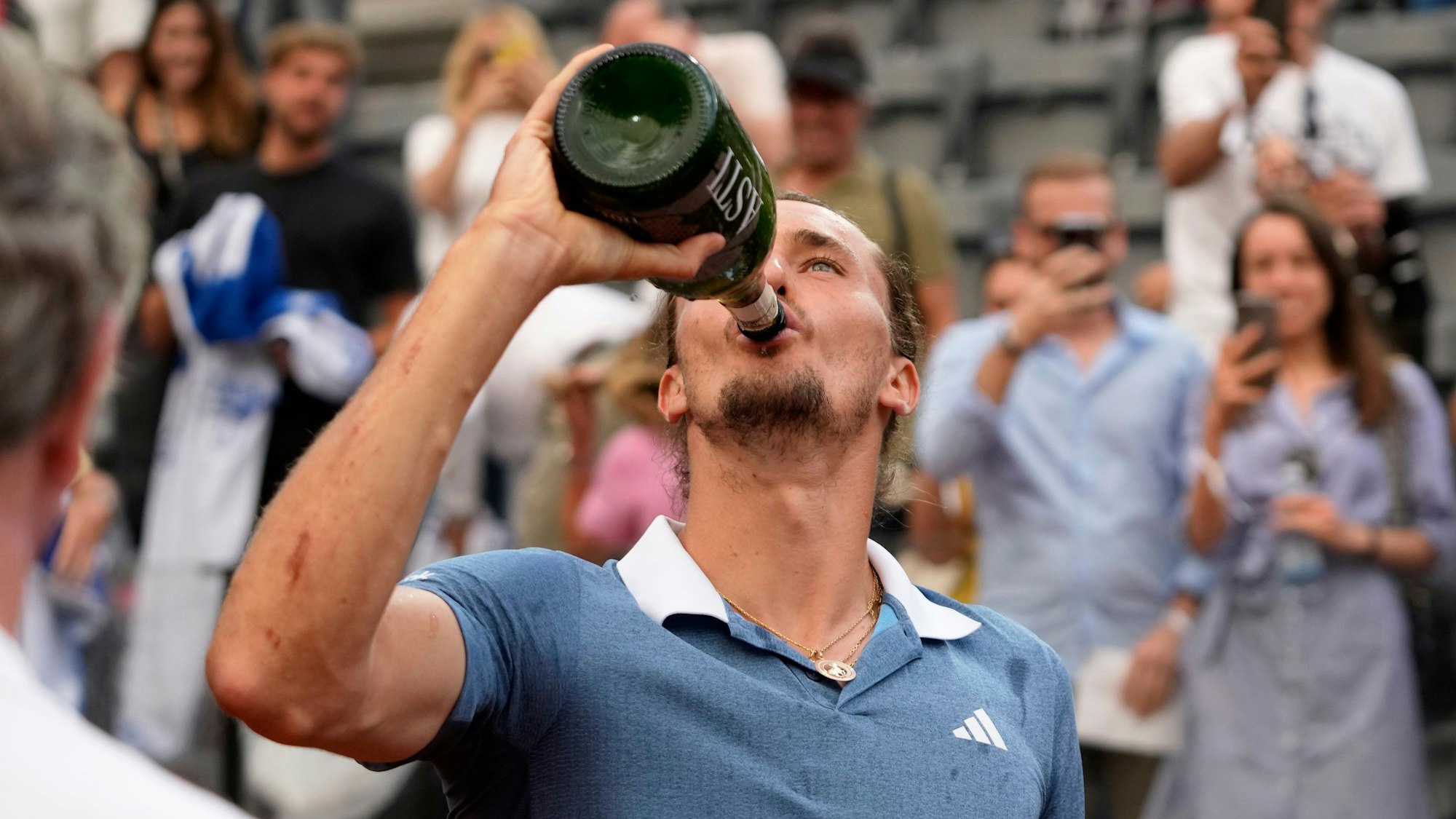 Alexander Zverev trinkt Champagner nach dem Sieg in Rom.