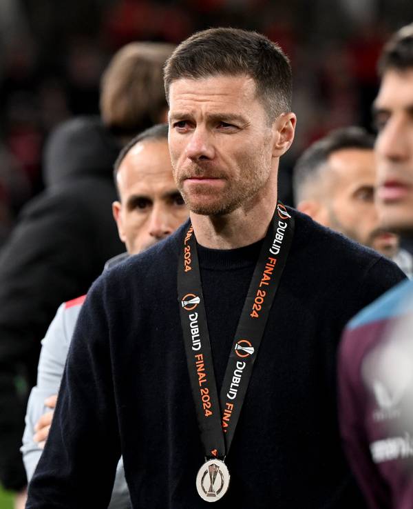 Xabi Alonso nach dem Spiel von Bayer Leverkusen mit der Silbermedaille.