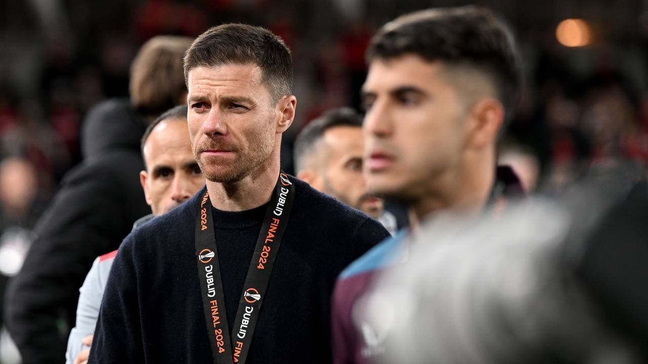 Xabi Alonso nach dem Spiel von Bayer Leverkusen mit der Silbermedaille.