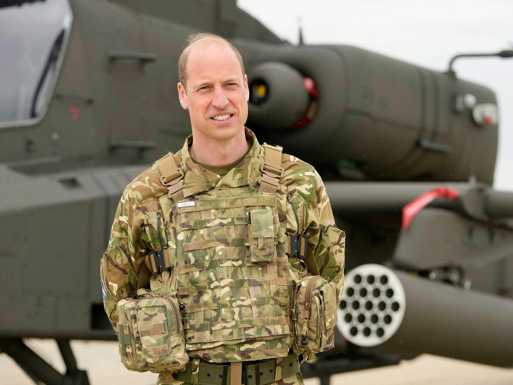 Der britische Prinz William steht vor einem Apache-Hubschrauber im Army Aviation Centre in Middle Wallop, England.