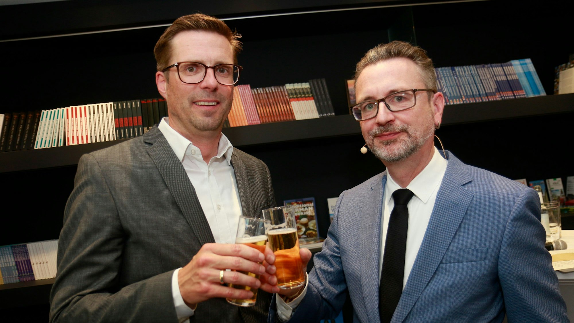 Andree Haack und Jürgen Amann in der Tourismus-Info.