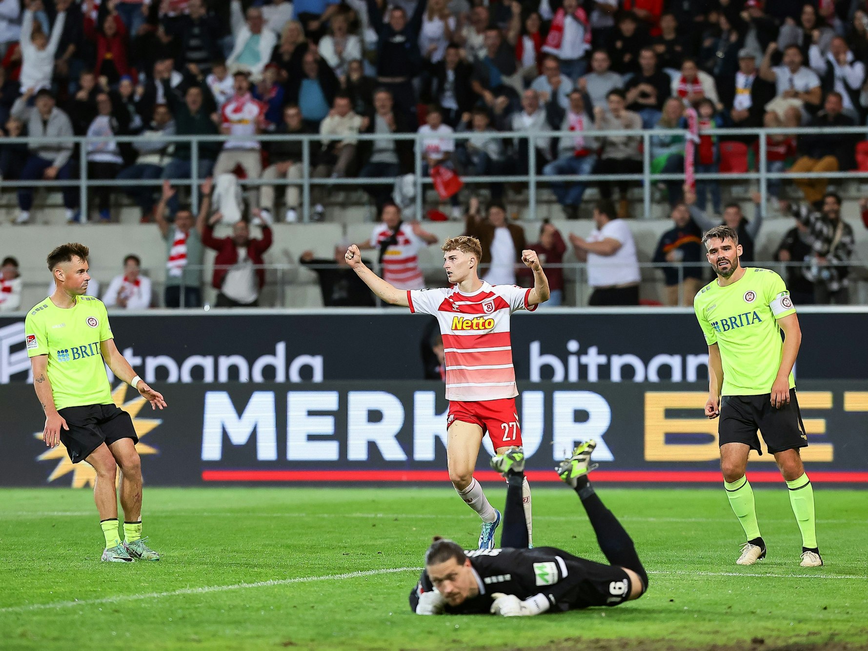 Der Regensburger Dominik Kother (M.) jubelt nach seinem Treffer zum 2:2.