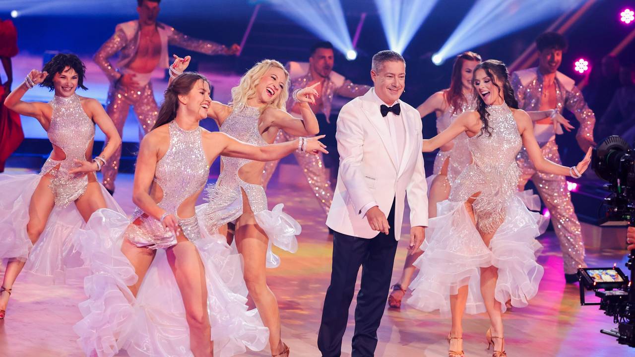 Joachim Llambi tanzt im Kreis der Profitänzerinnen im Finale der 17. Staffel der RTL-Tanzshow „Let's Dance“ im Coloneum.