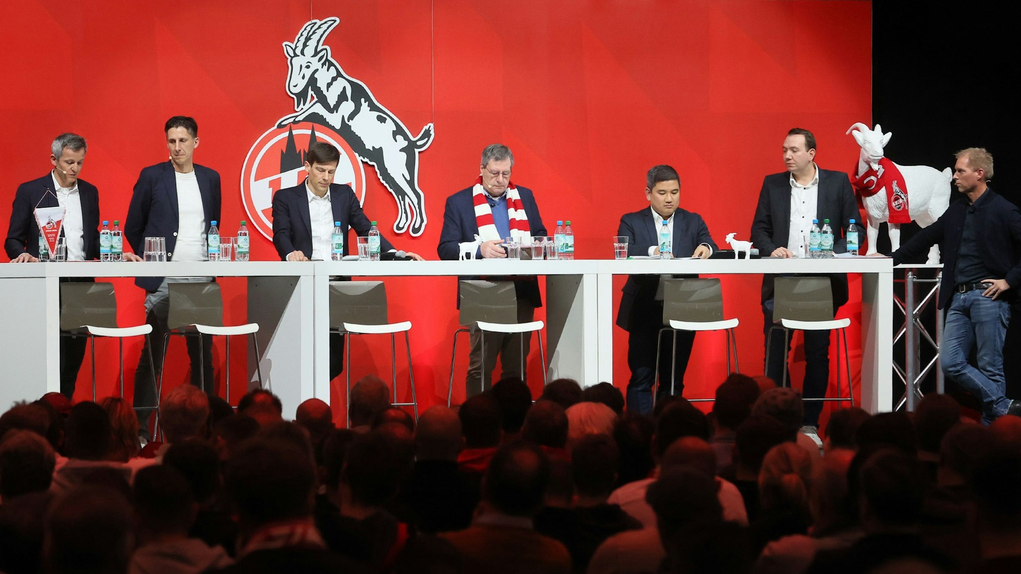 1. FC Köln: das Podium in den MMC-Studios beim Mitgliederstammtisch.