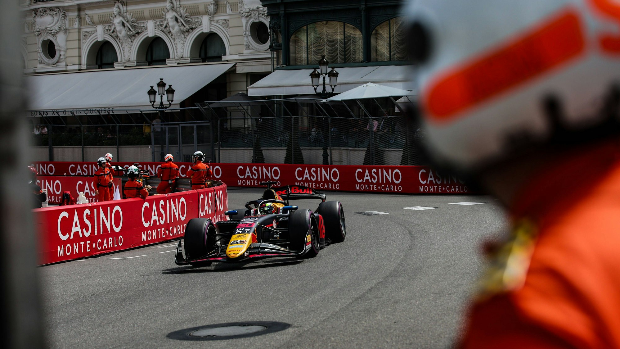Isack Hadjar fährt über die Strecke in Monaco.