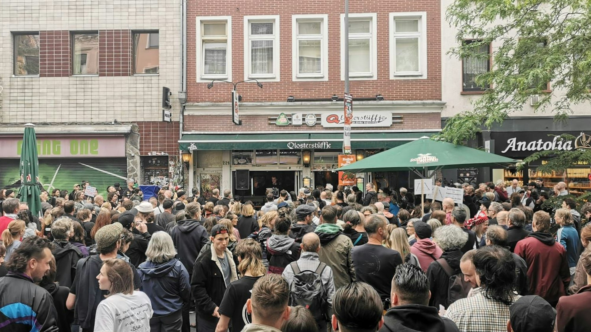Hunderte Menschen stehen vor dem Qlosterstüffje und demonstrieren für den Erhalt der Kneipe.