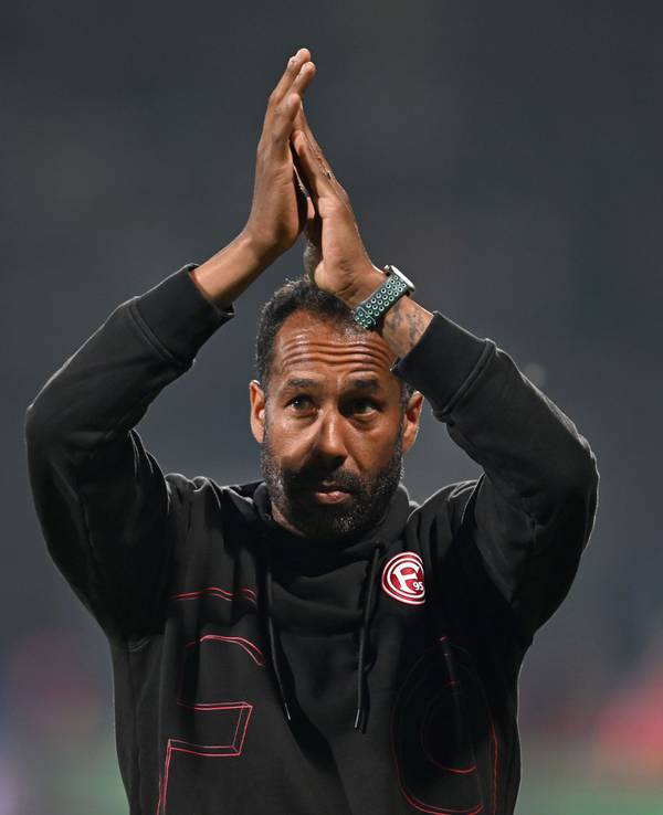 Fortuna Düsseldorfs Trainer Daniel Thioune applaudiert nach dem Spiel.