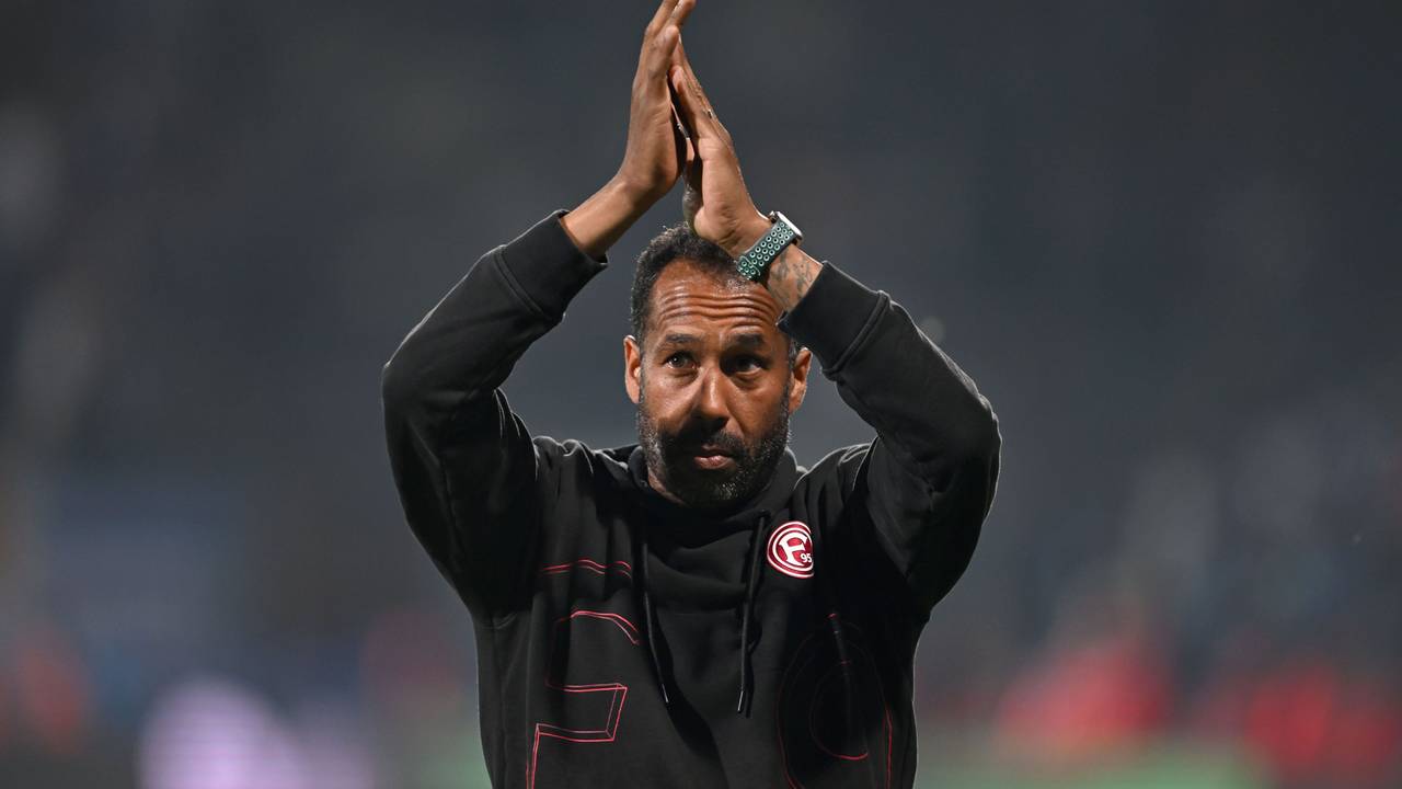 Fortuna Düsseldorfs Trainer Daniel Thioune applaudiert nach dem Spiel.