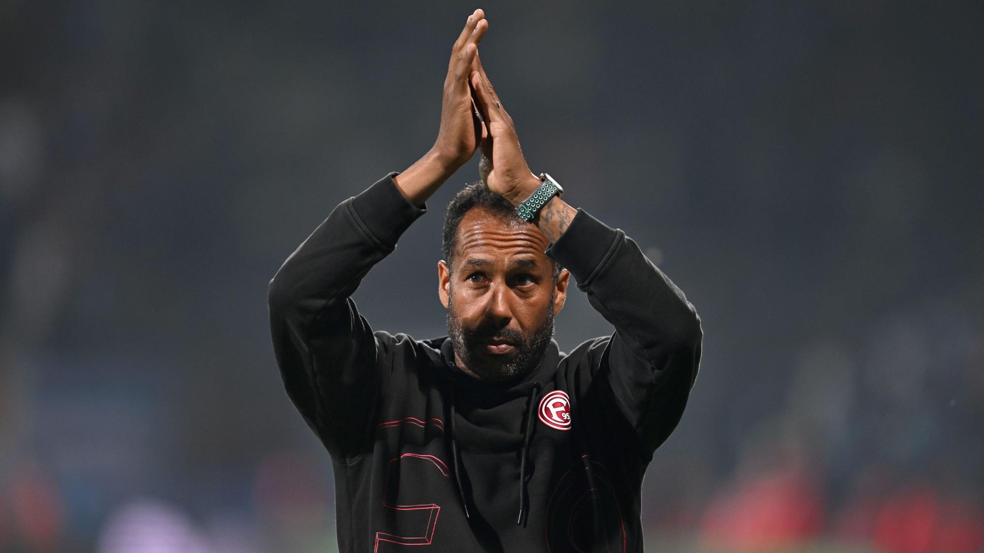 Fortuna Düsseldorfs Trainer Daniel Thioune applaudiert nach dem Spiel.