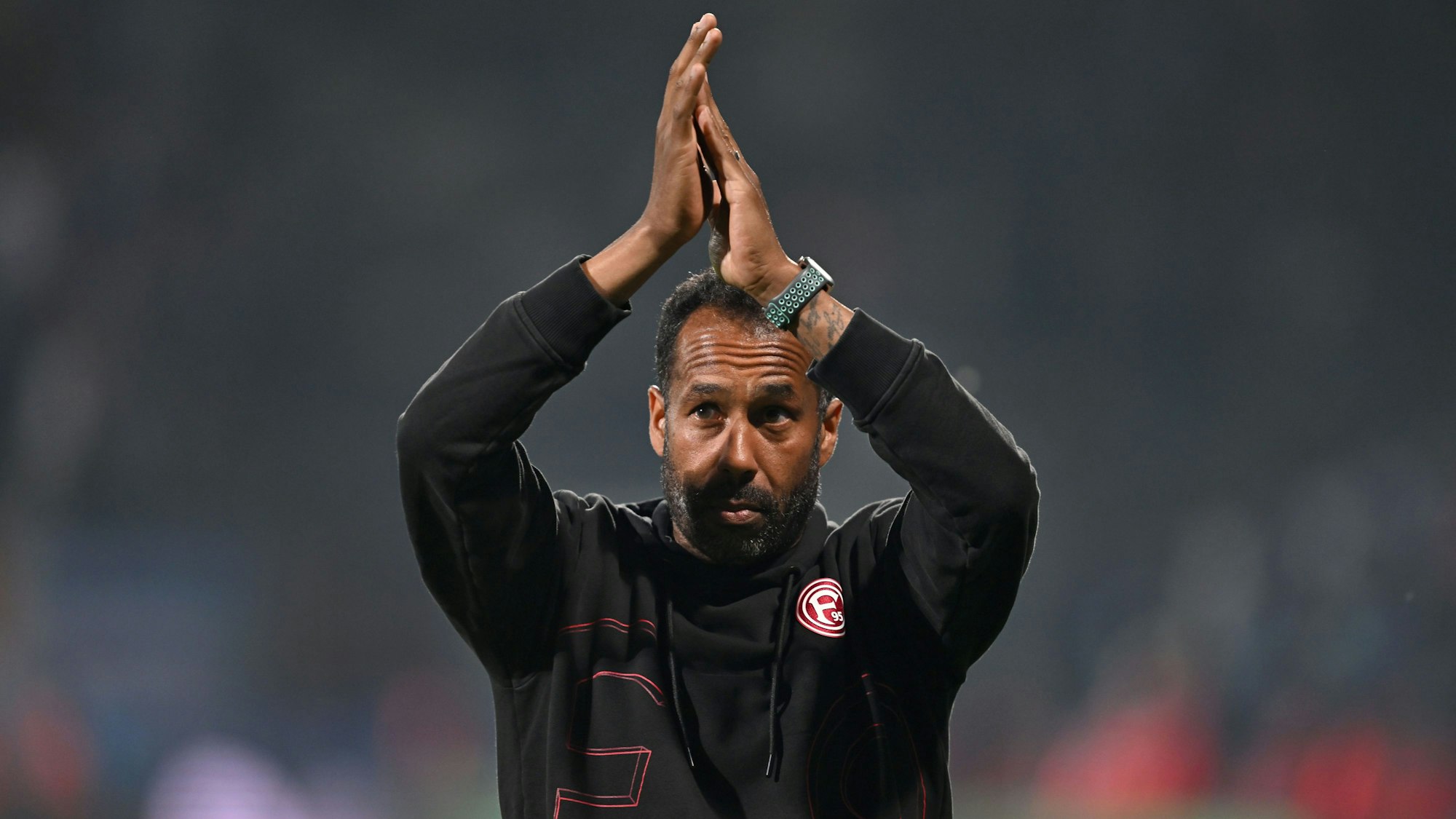 Fortuna Düsseldorfs Trainer Daniel Thioune applaudiert nach dem Spiel.