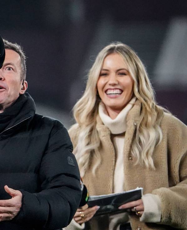 Lothar Matthäus macht Kunststücke mit seinem Mikrofon, im Hintergrund lacht Laura Papendick.