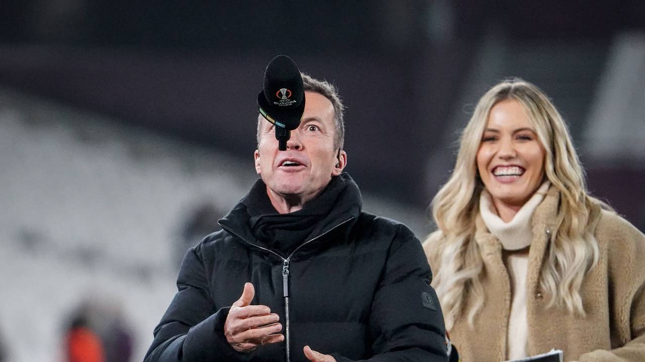 Lothar Matthäus macht Kunststücke mit seinem Mikrofon, im Hintergrund lacht Laura Papendick.