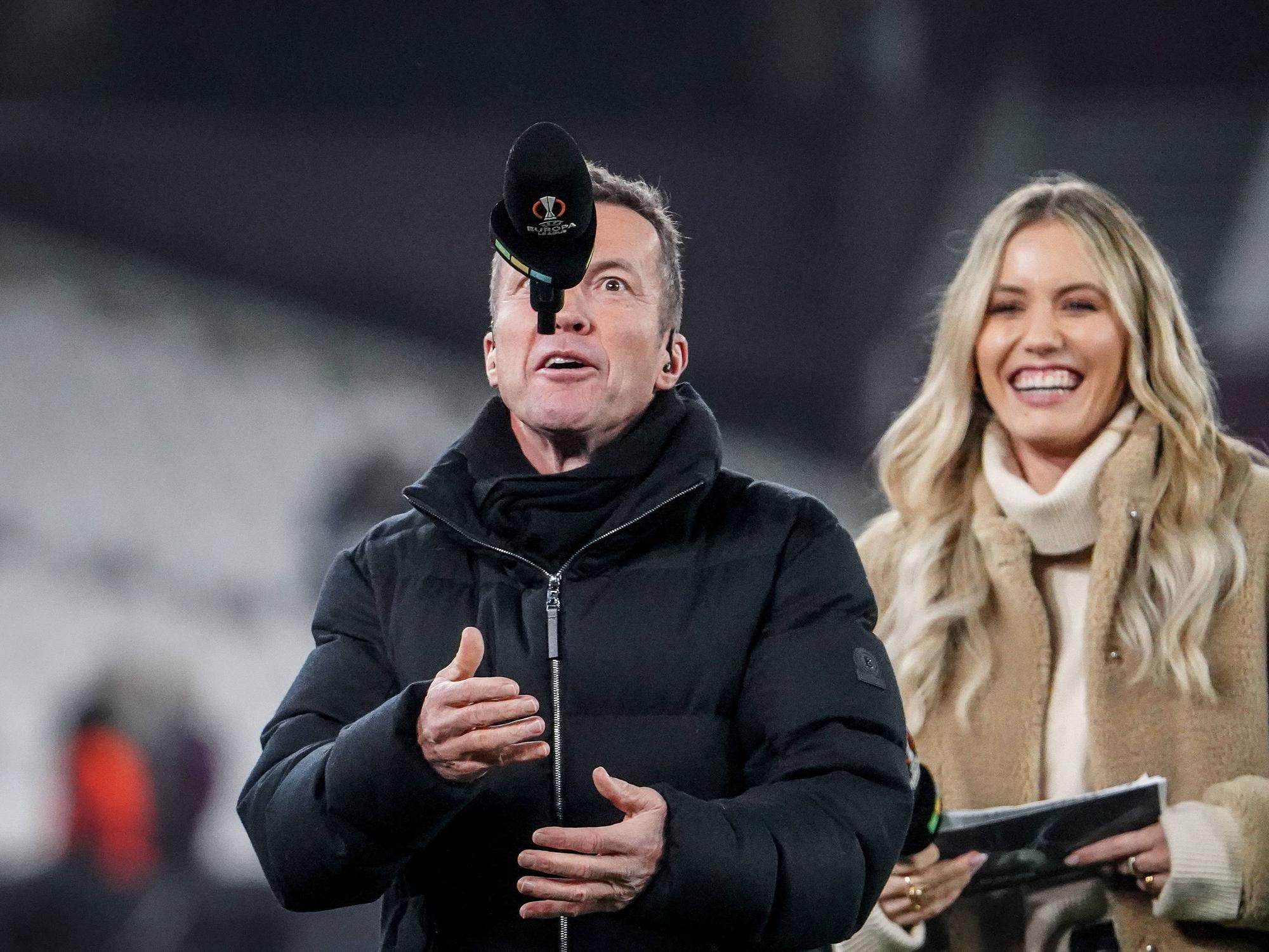 Lothar Matthäus macht Kunststücke mit seinem Mikrofon, im Hintergrund lacht Laura Papendick.
