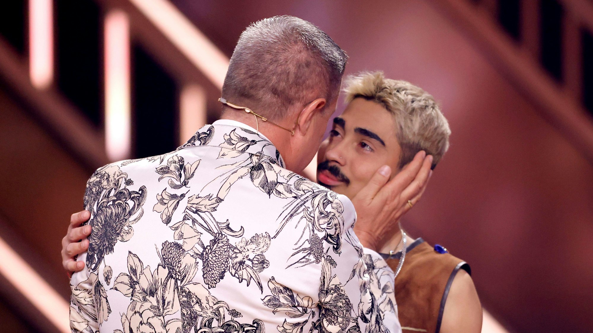 Juror Joachim Llambi hält das Gesicht von Comedian Tony Bauer bei „Let's Dance“ in seinen Händen