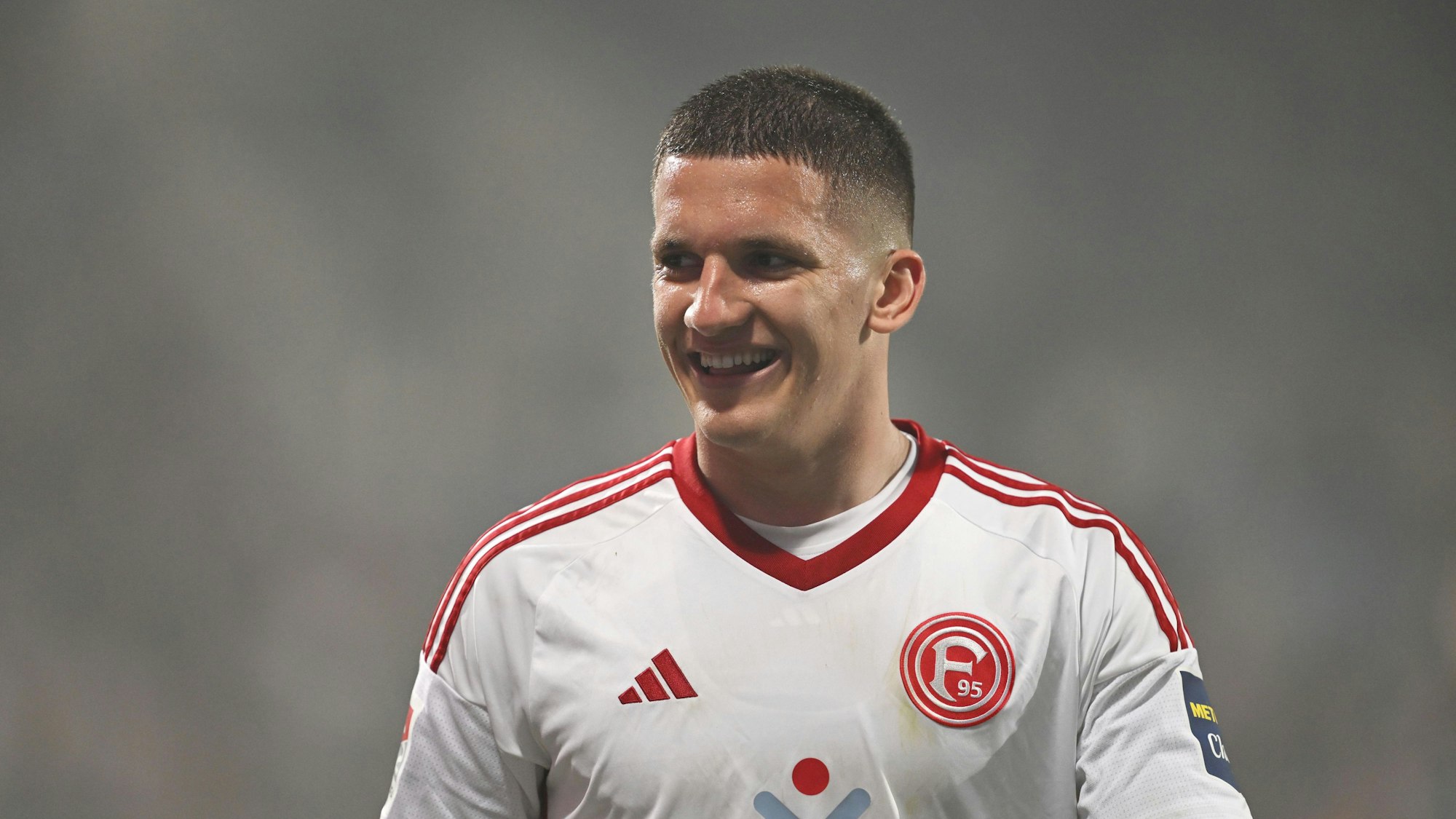 Christos Tzolis lacht beim Spiel von Fortuna Düsseldorf