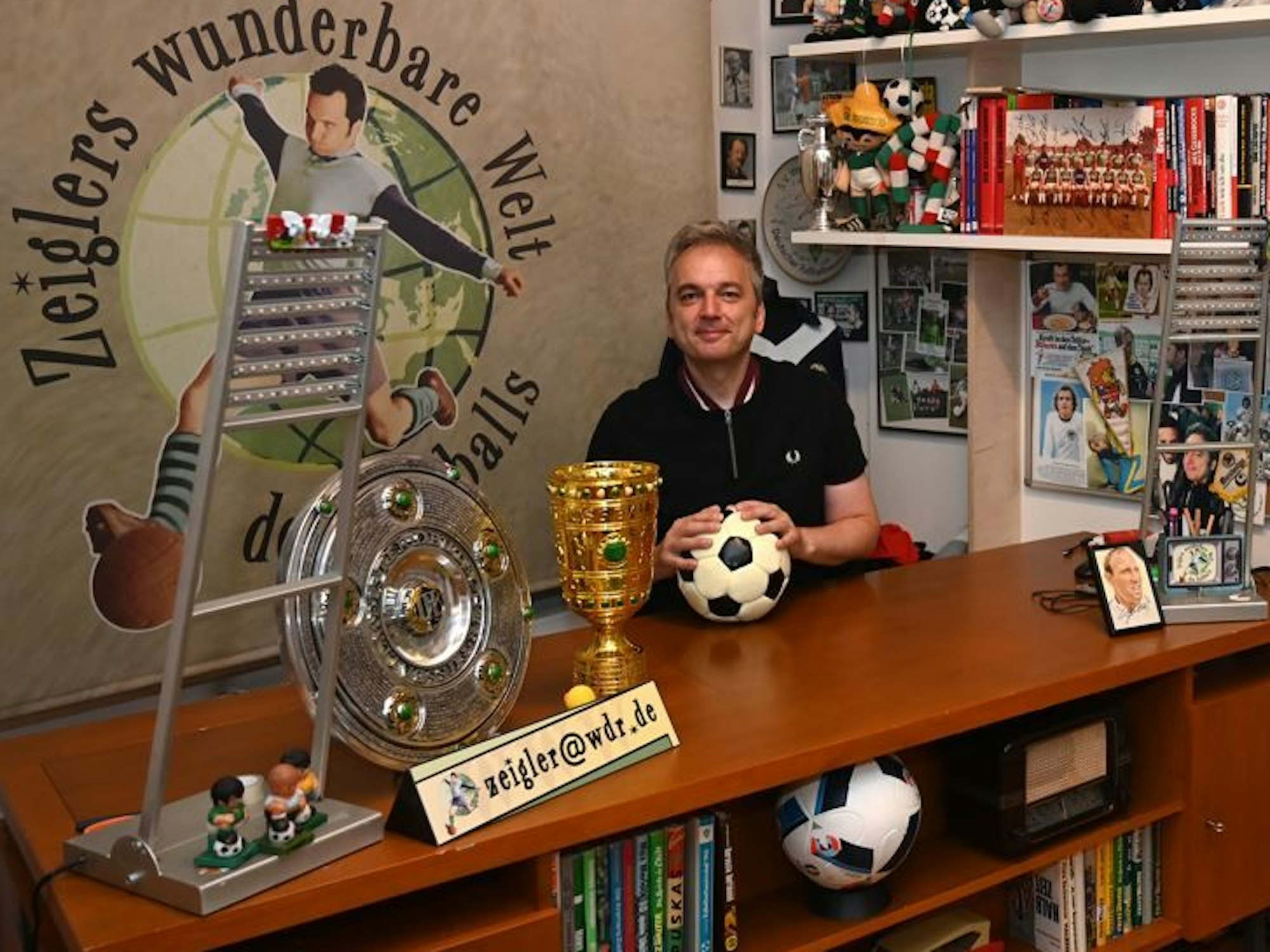 Arnd Zeigler sitzt in seinem Studio in seinem Haus. Von hier aus produziert er seine Sendung.