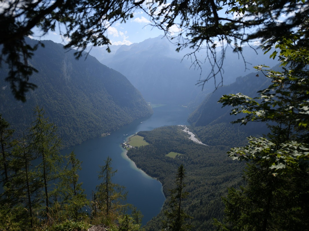 Blau leuchtet das Wasser des Königsees von der Atchenkanzel aus. Die Archenkanzel ist ein 1346 m hoch gelegener Aussichtspunkt im nordöstlichen Teil des Watzmann-Massivs in den Berchtesgadener Alpen +++ dpa-Bildfunk +++