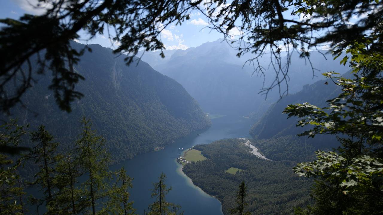 Blau leuchtet das Wasser des Königsees von der Atchenkanzel aus. Die Archenkanzel ist ein 1346 m hoch gelegener Aussichtspunkt im nordöstlichen Teil des Watzmann-Massivs in den Berchtesgadener Alpen +++ dpa-Bildfunk +++