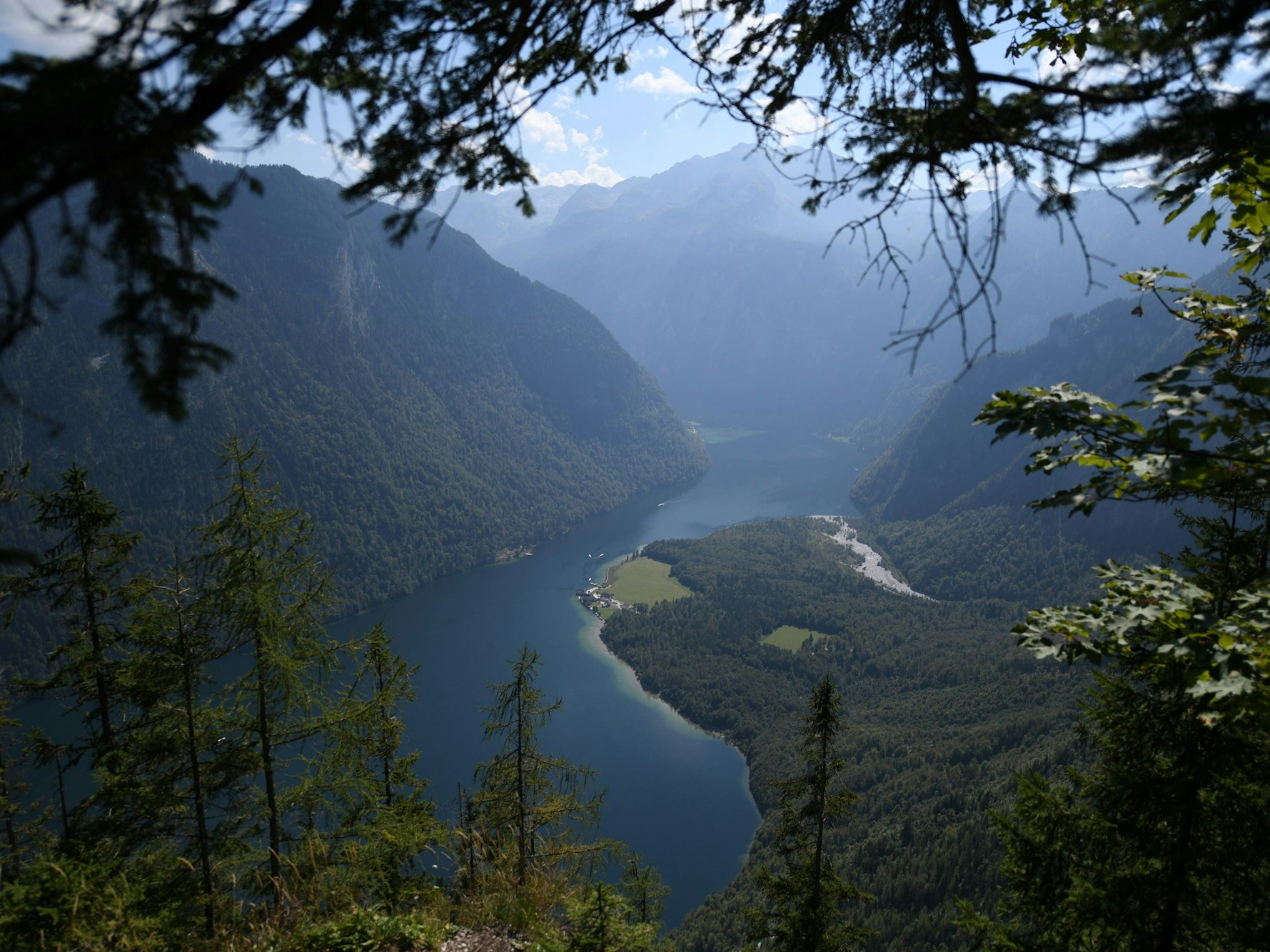 Blau leuchtet das Wasser des Königsees von der Atchenkanzel aus. Die Archenkanzel ist ein 1346 m hoch gelegener Aussichtspunkt im nordöstlichen Teil des Watzmann-Massivs in den Berchtesgadener Alpen +++ dpa-Bildfunk +++