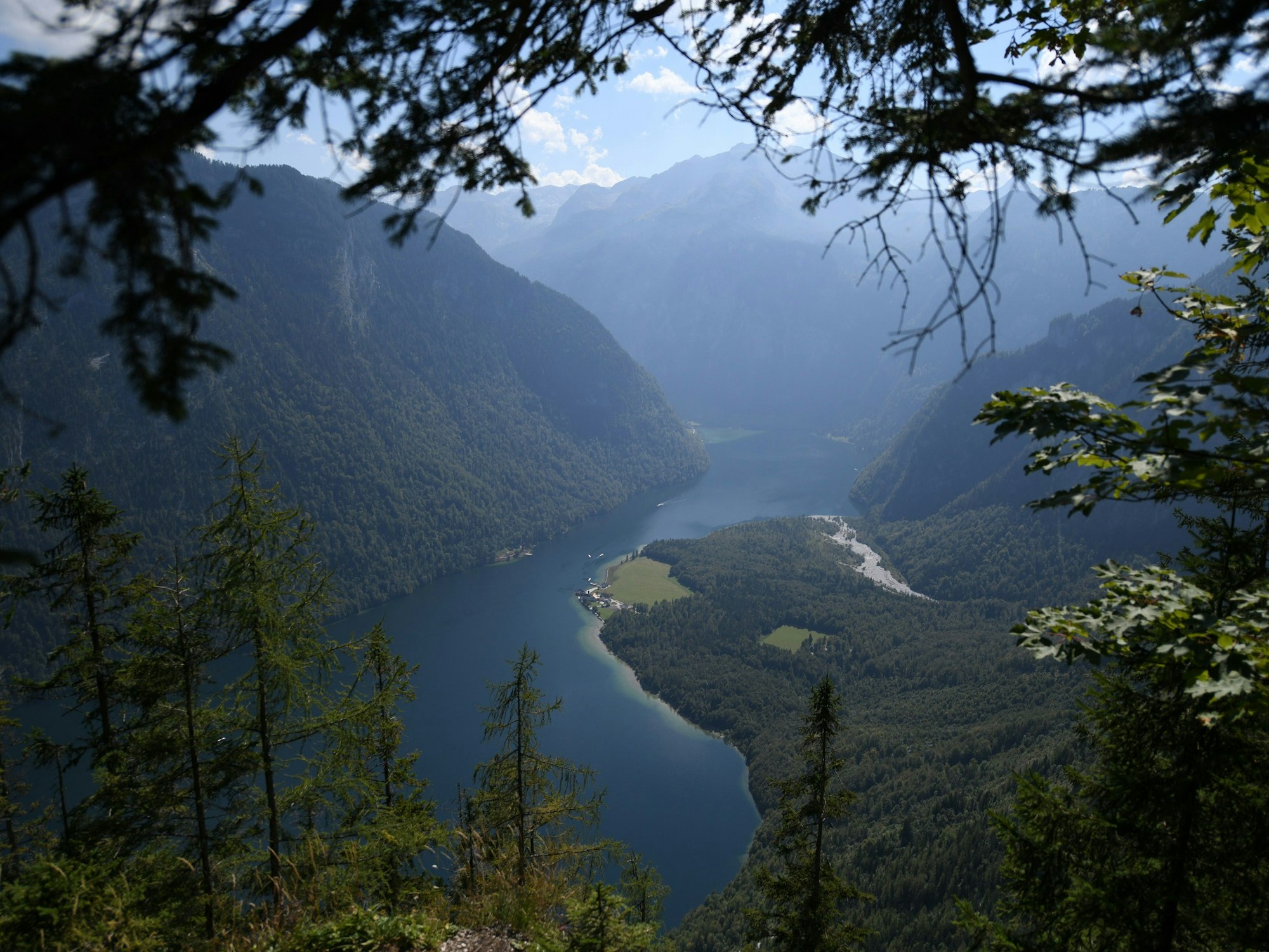Blau leuchtet das Wasser des Königsees von der Atchenkanzel aus. Die Archenkanzel ist ein 1346 m hoch gelegener Aussichtspunkt im nordöstlichen Teil des Watzmann-Massivs in den Berchtesgadener Alpen +++ dpa-Bildfunk +++
