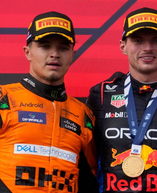 Ein Podiumsbild von Lando Norris, Max Verstappen und Charles Leclerc (von li.)
