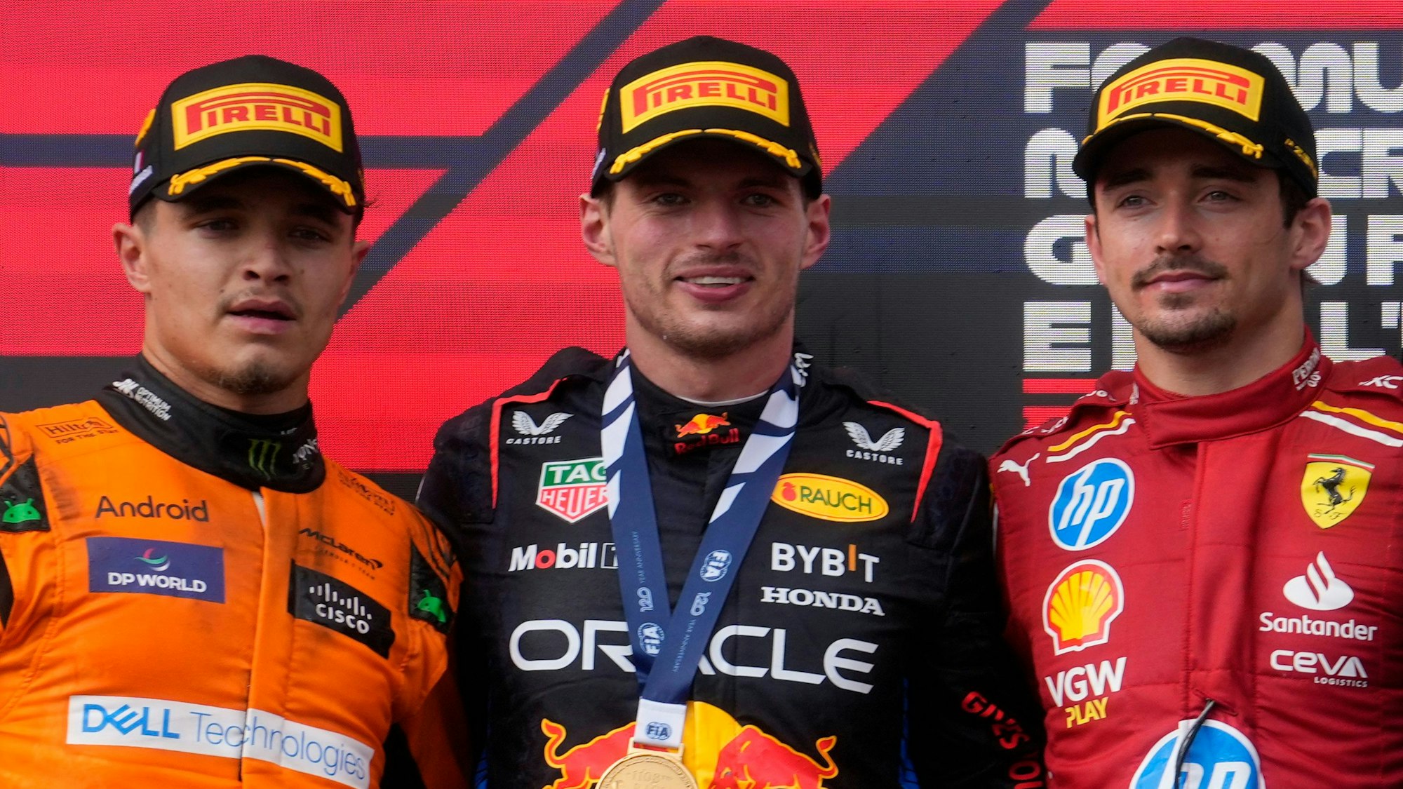 Ein Podiumsbild von Lando Norris, Max Verstappen und Charles Leclerc (von li.)